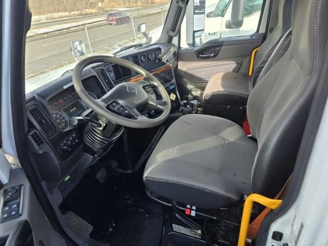 2020 International MV - image 8