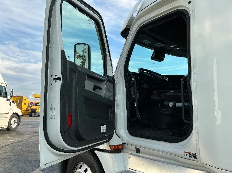 2022 Freightliner Cascadia - image 9