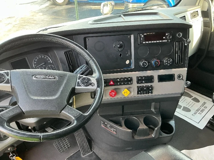 2022 Freightliner Cascadia - image 10