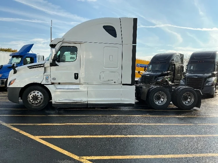 2022 Freightliner Cascadia - image 4