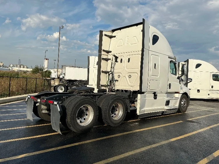 2022 Freightliner Cascadia - image 7