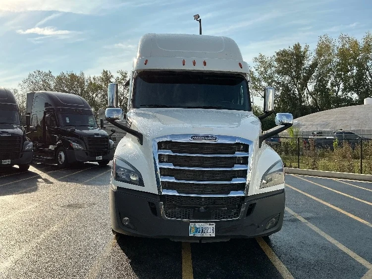 2022 Freightliner Cascadia - image 2