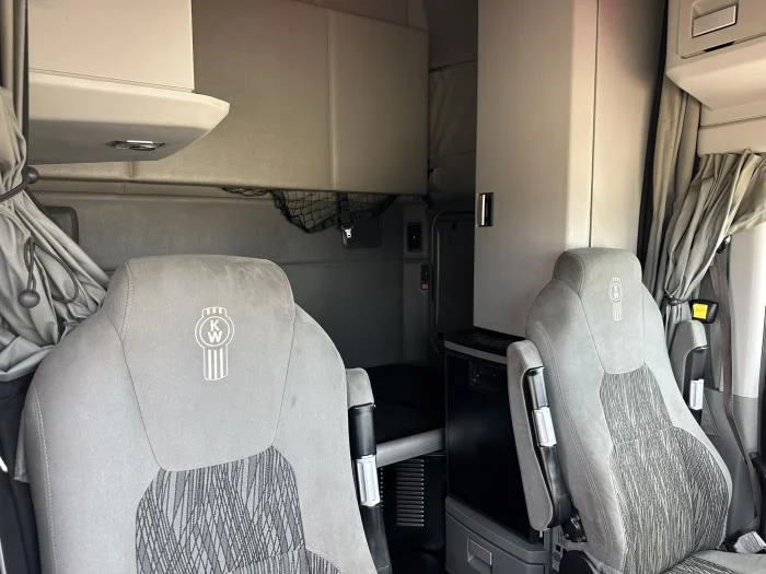 2021 Kenworth T680 — photo 11