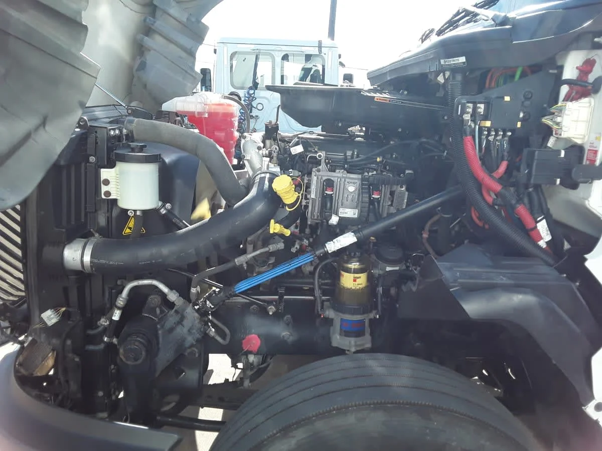 2019 International LT - image 8