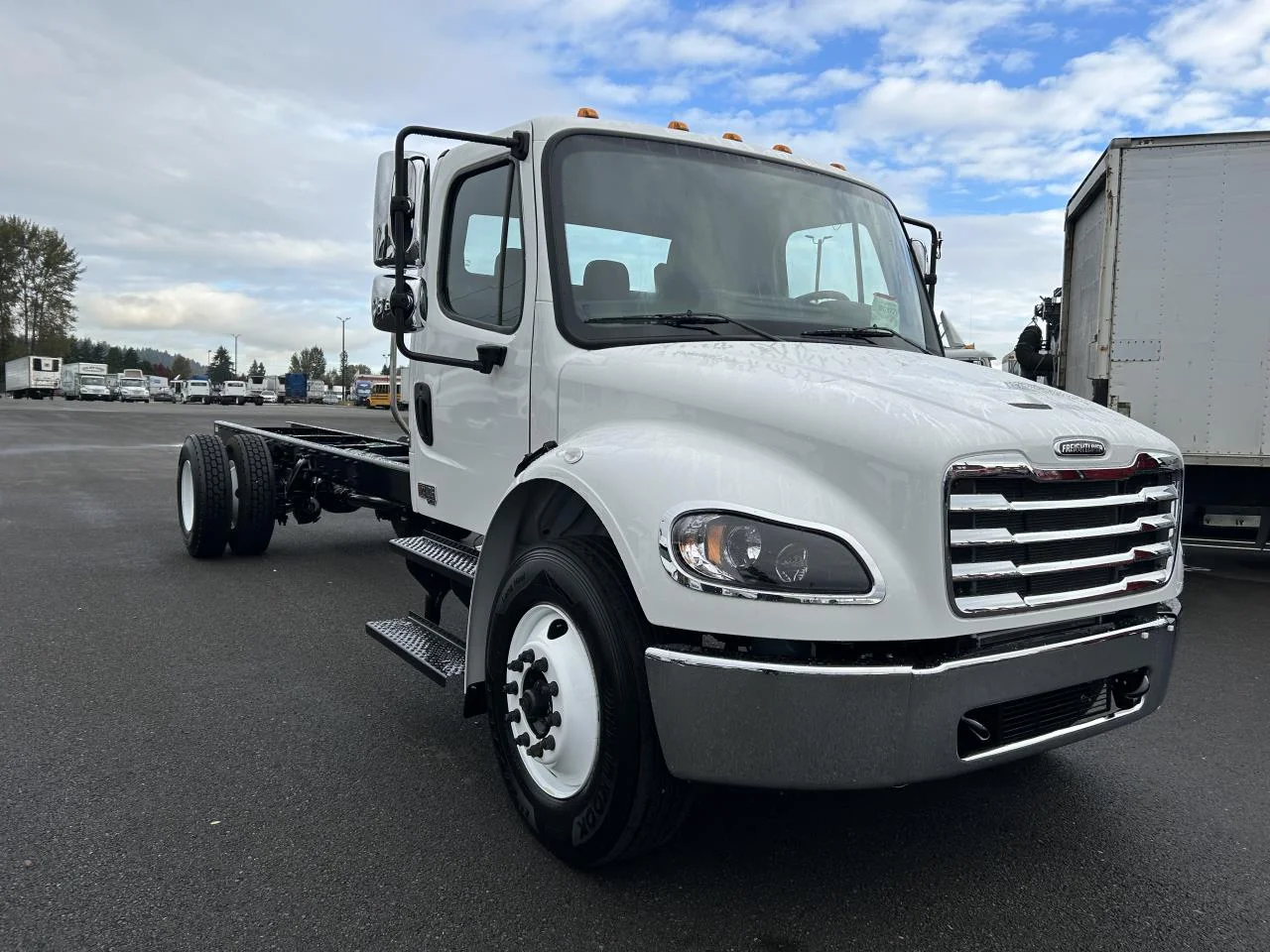 2025 Freightliner M2 106 - image 4