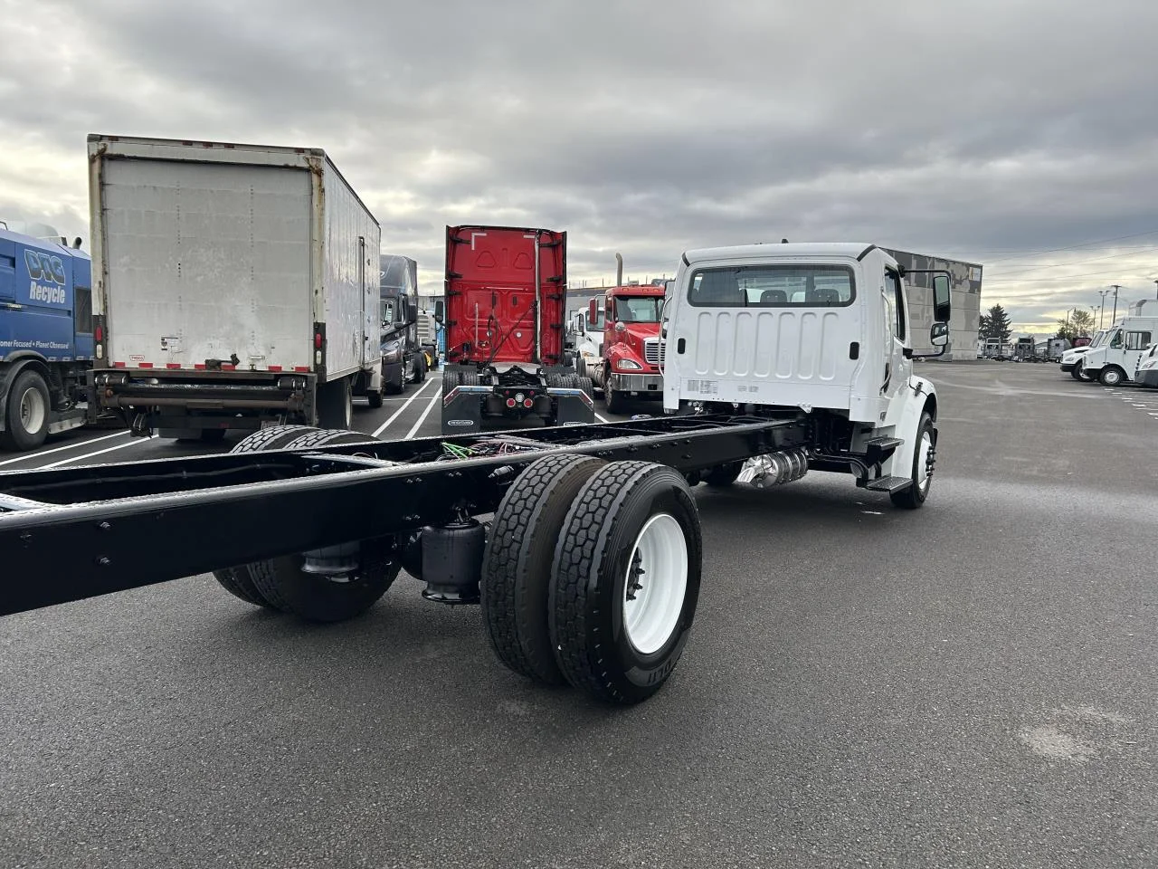 2025 Freightliner M2 106 - image 3