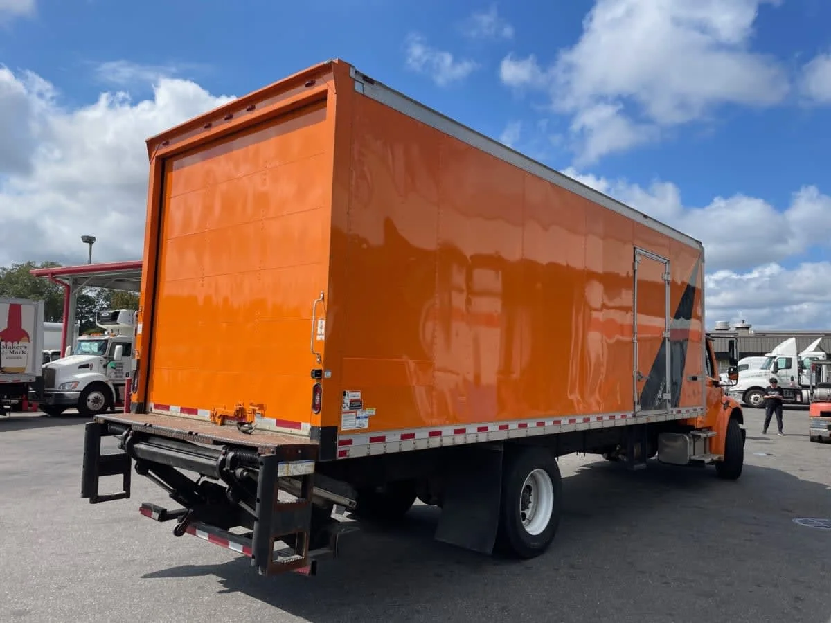 2018 Freightliner M2 106 in Farmingdale, NY — photo 4