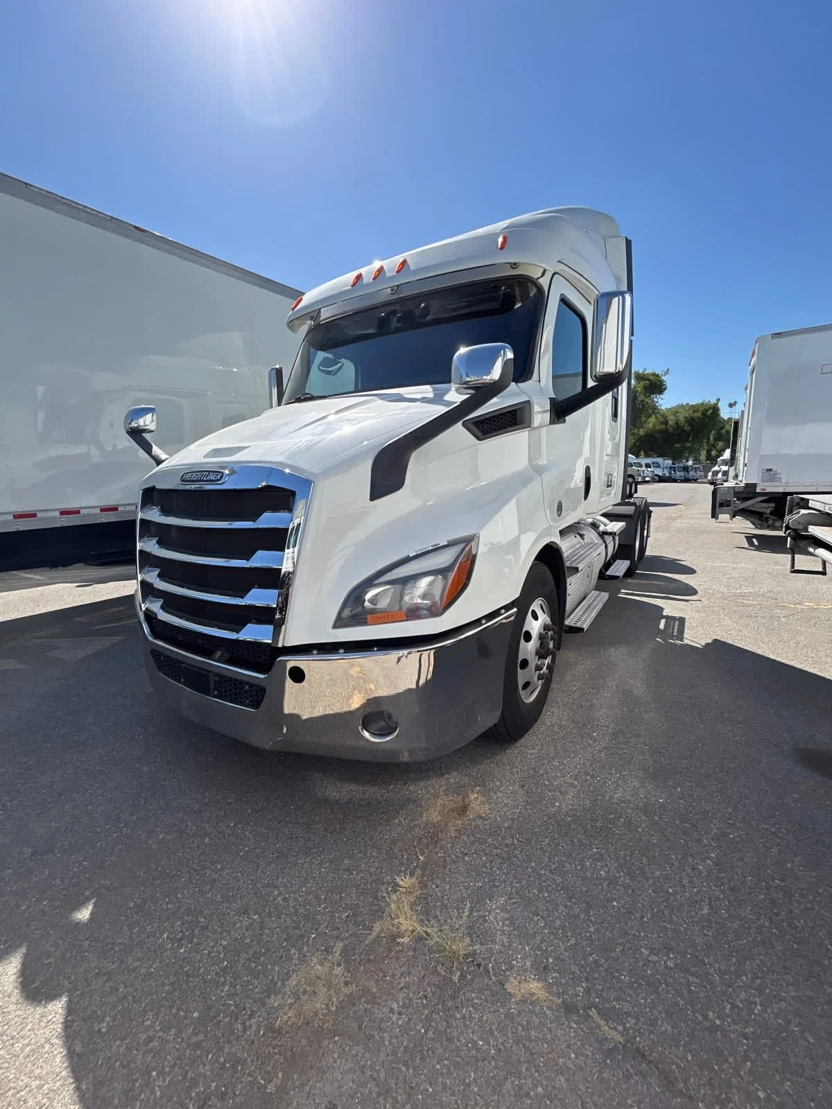 2020 Freightliner Cascadia - image 3