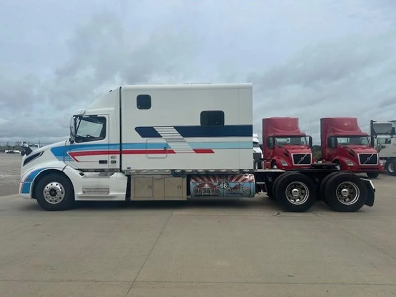 2020 Volvo VNL 300 in Waukee