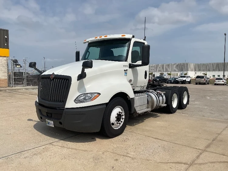 2020 International LT - image 3