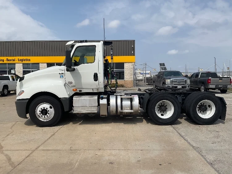 2020 International LT - image 4