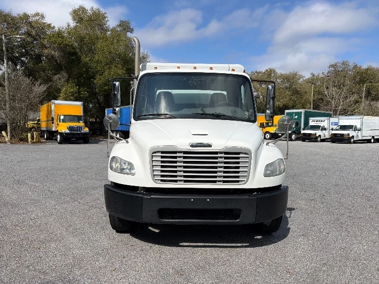 2015 Freightliner M2 106 - image 2