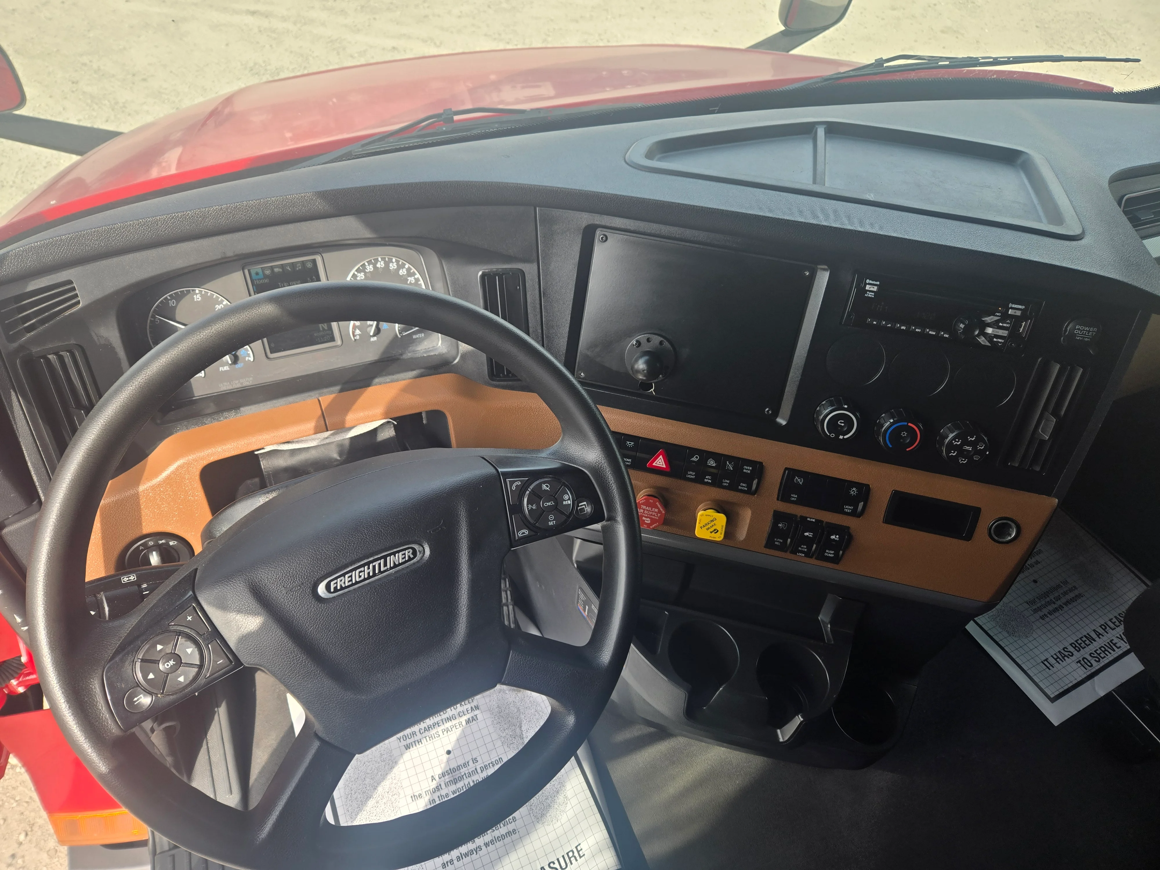 2021 Freightliner Cascadia in Fresno, CA — photo 10