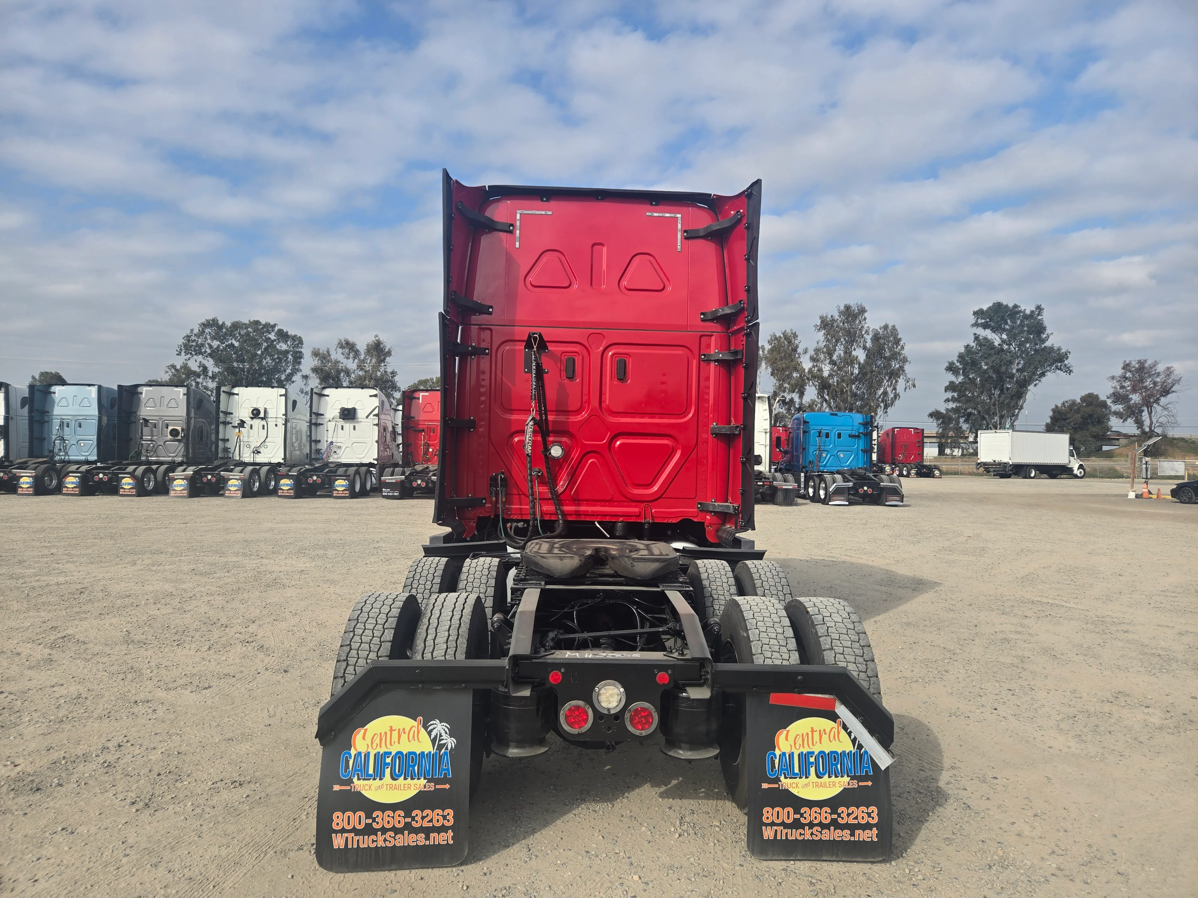 2021 Freightliner Cascadia in Fresno, CA — photo 6