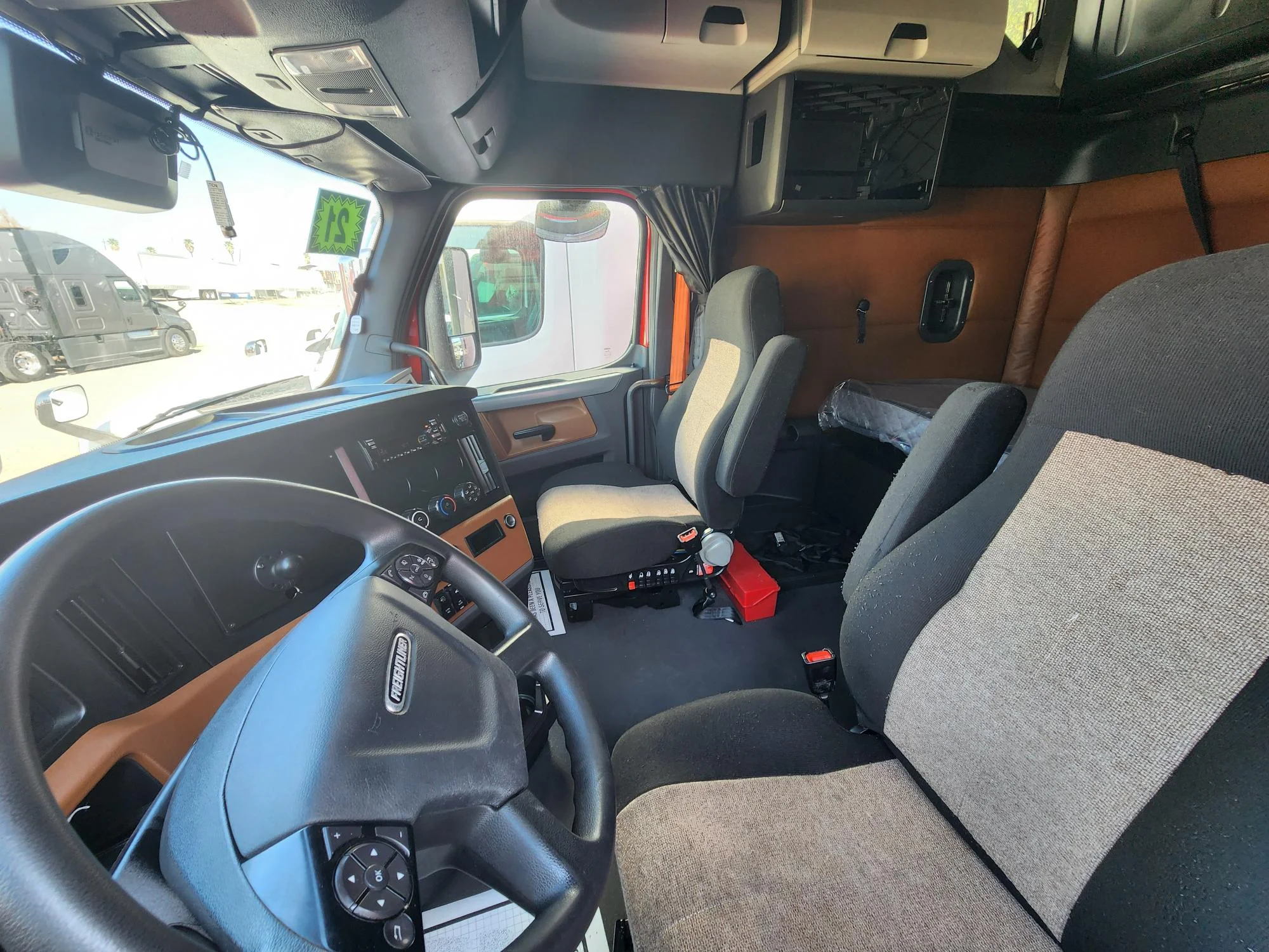 2021 Freightliner Cascadia in Fresno, CA — photo 18