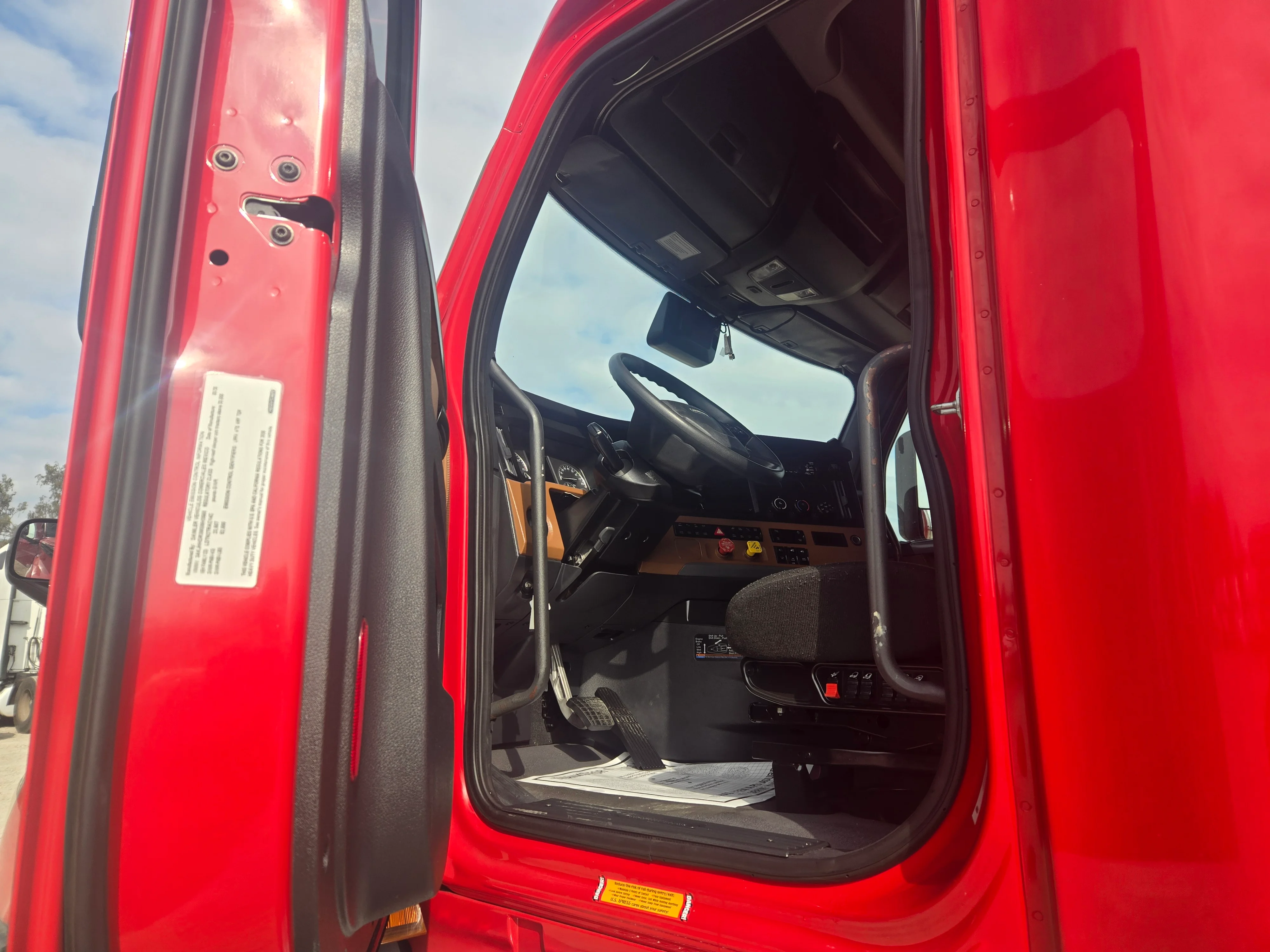 2021 Freightliner Cascadia in Fresno, CA — photo 9