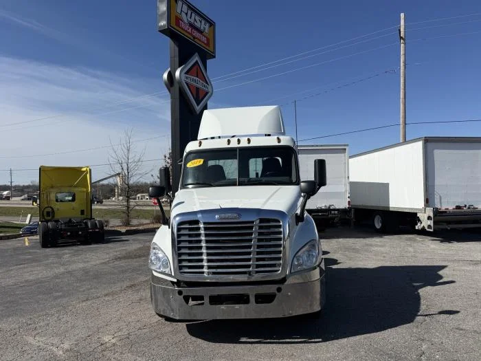 2019 Freightliner Cascadia - image 13