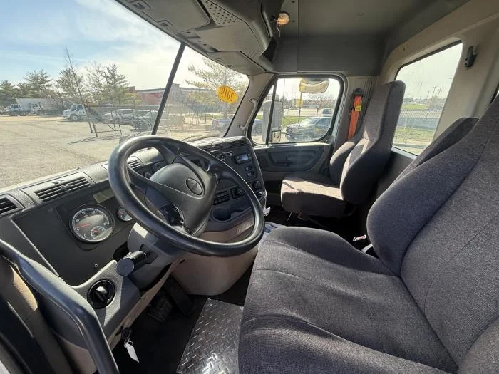 2019 Freightliner Cascadia - image 17