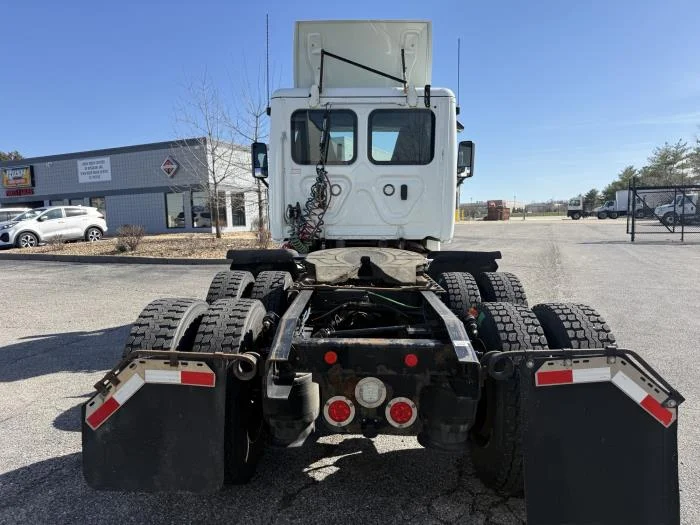 2019 Freightliner Cascadia - image 8
