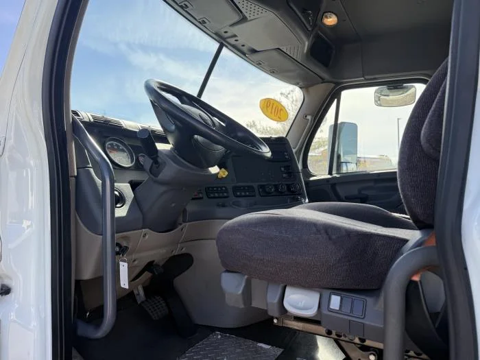 2019 Freightliner Cascadia - image 14