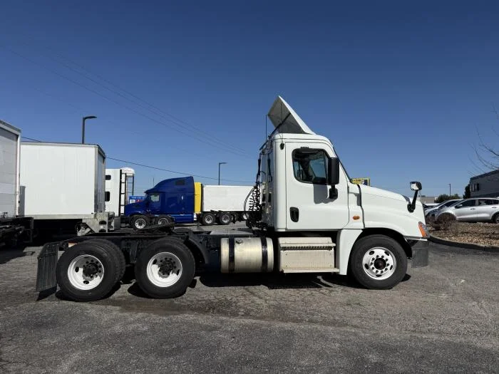 2019 Freightliner Cascadia - image 10