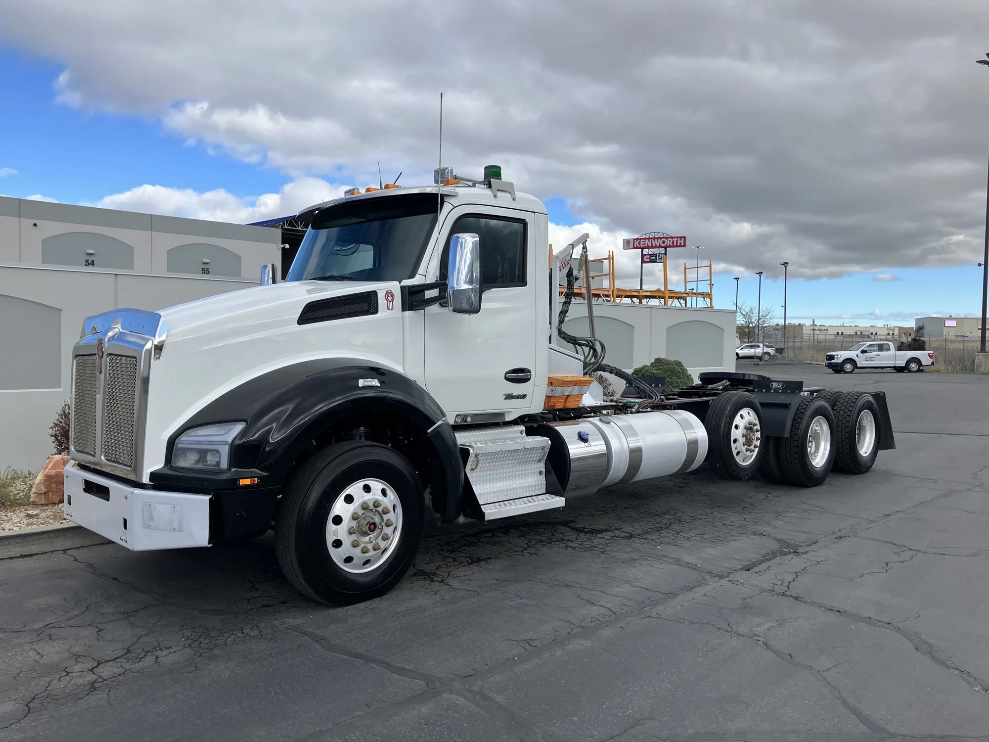 2023 Kenworth T880 - image 2