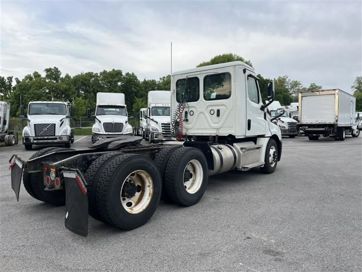 2020 Freightliner Cascadia in Beltsville, MD — photo 4