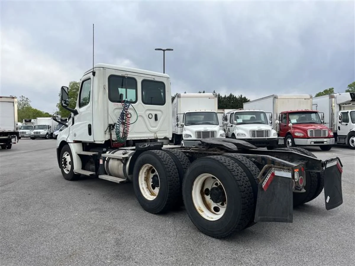 2020 Freightliner Cascadia in Beltsville, MD — photo 6