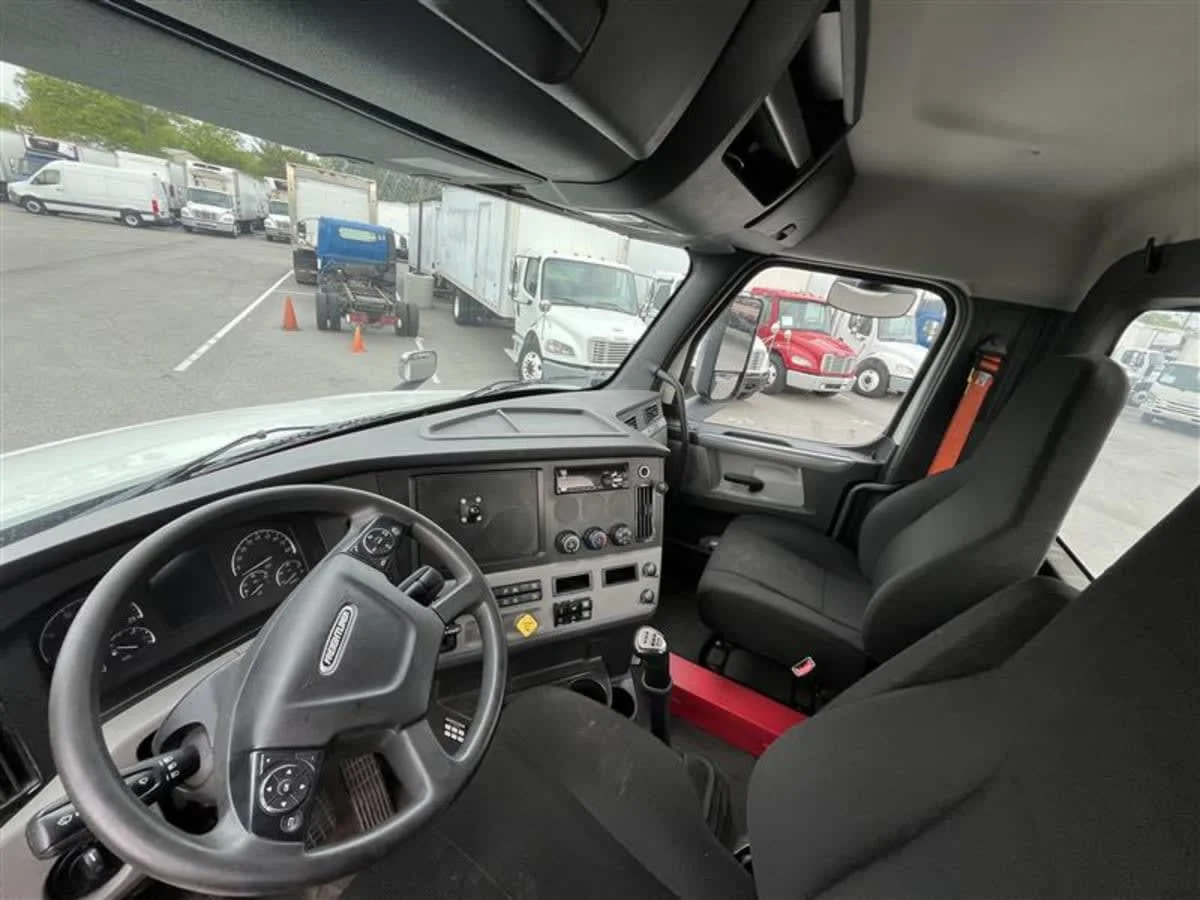 2020 Freightliner Cascadia in Beltsville, MD — photo 7