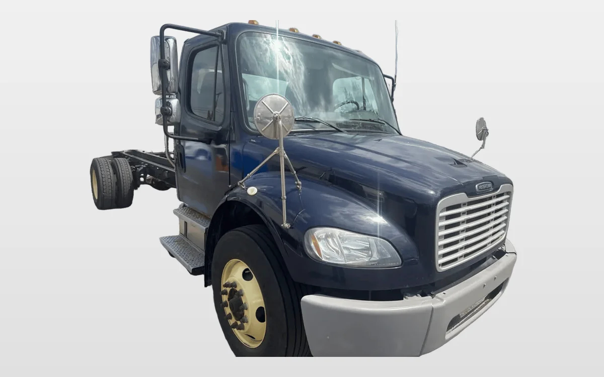 2018 Freightliner M2 106 - image 1