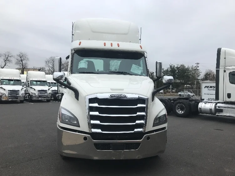 2021 Freightliner Cascadia in Burlington, NJ — photo 2