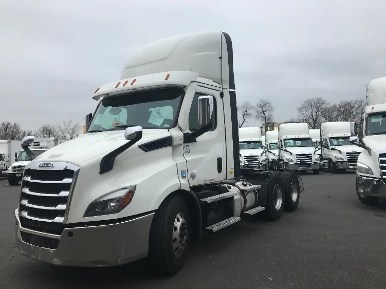 2021 Freightliner Cascadia - image 3