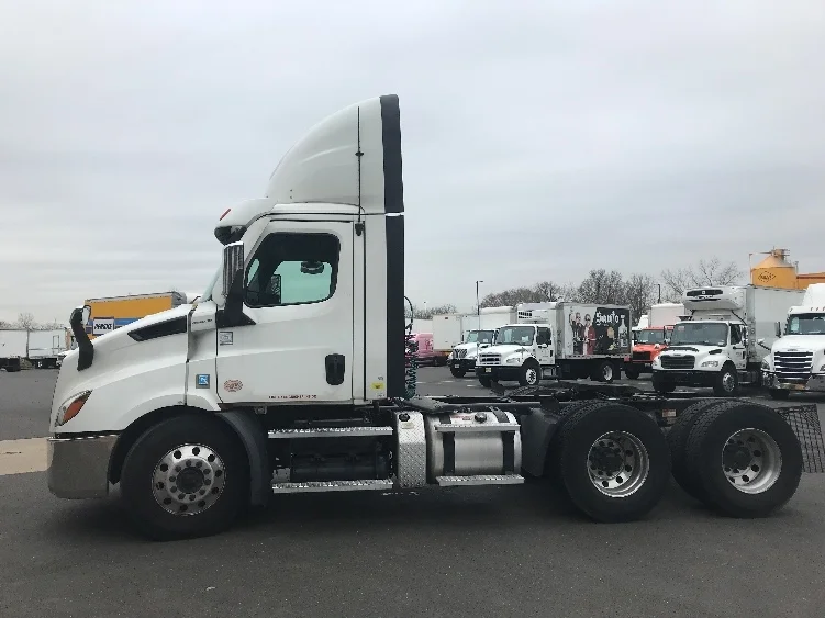 2021 Freightliner Cascadia in Burlington, NJ — photo 4