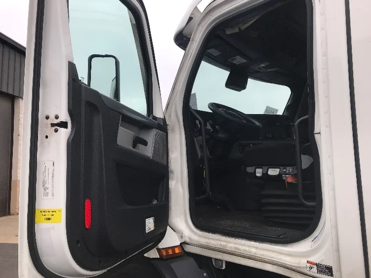 2021 Freightliner Cascadia in Burlington, NJ — photo 9