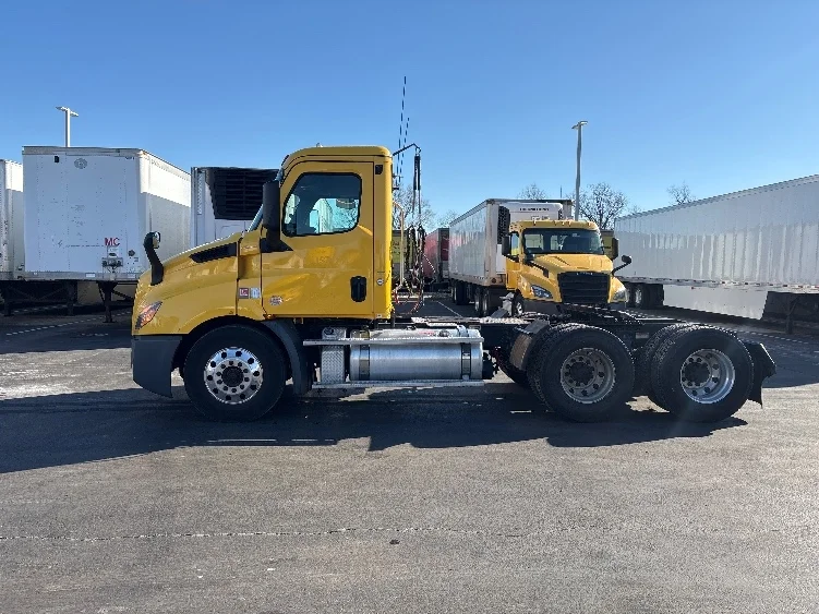 2019 Freightliner Cascadia - image 4