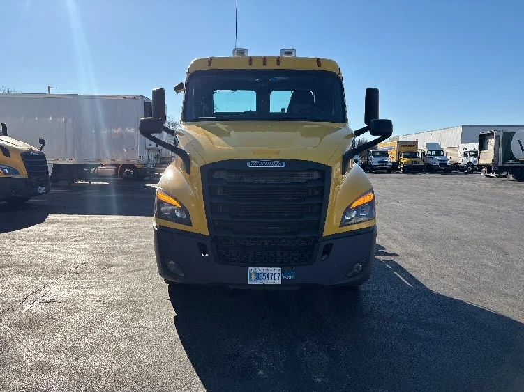 2019 Freightliner Cascadia - image 2