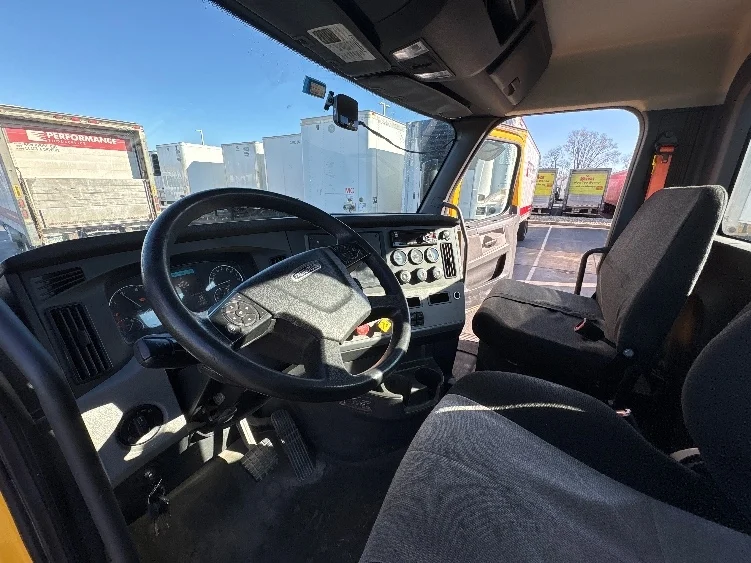 2019 Freightliner Cascadia - image 10