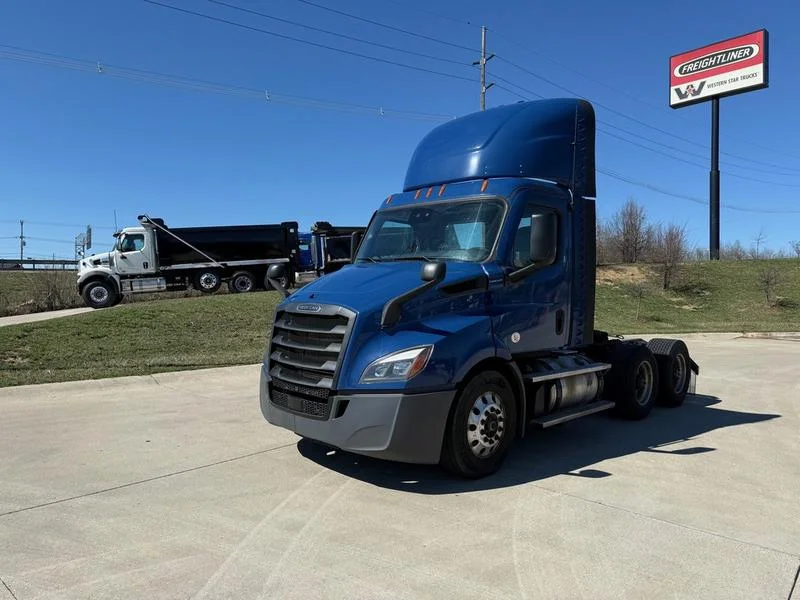 2021 Freightliner Cascadia in Cincinnati, OH — photo 2