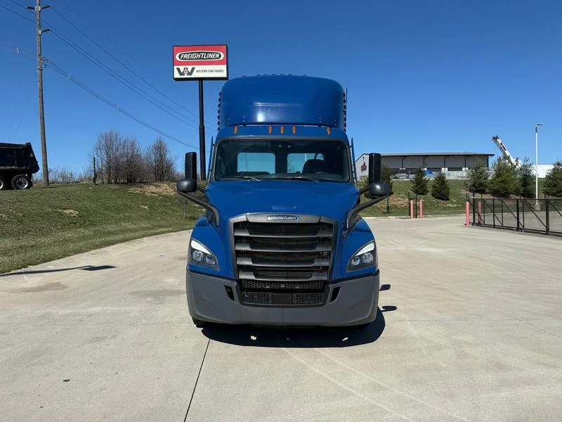 2021 Freightliner Cascadia in Cincinnati, OH — photo 6