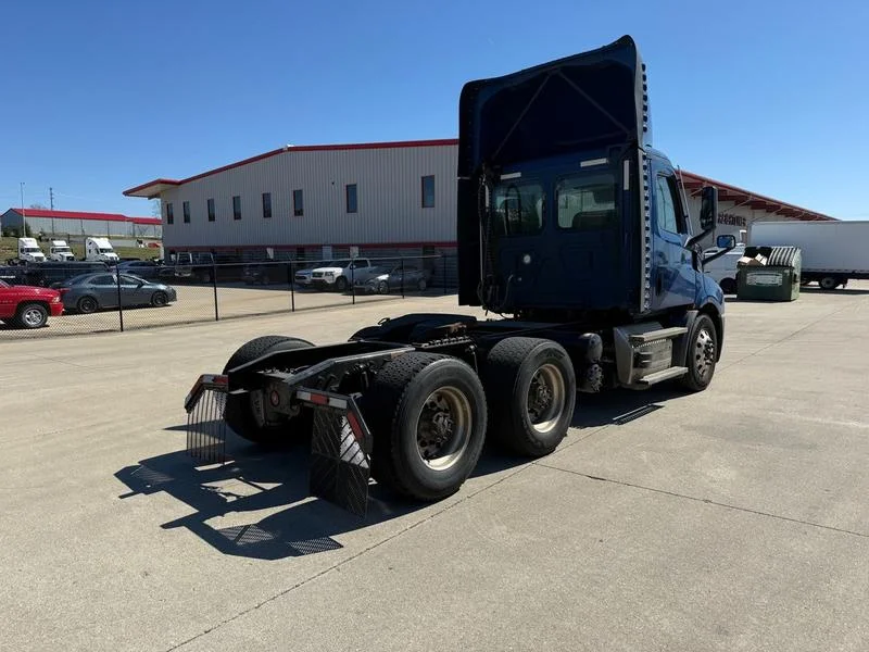 2021 Freightliner Cascadia in Cincinnati, OH — photo 4
