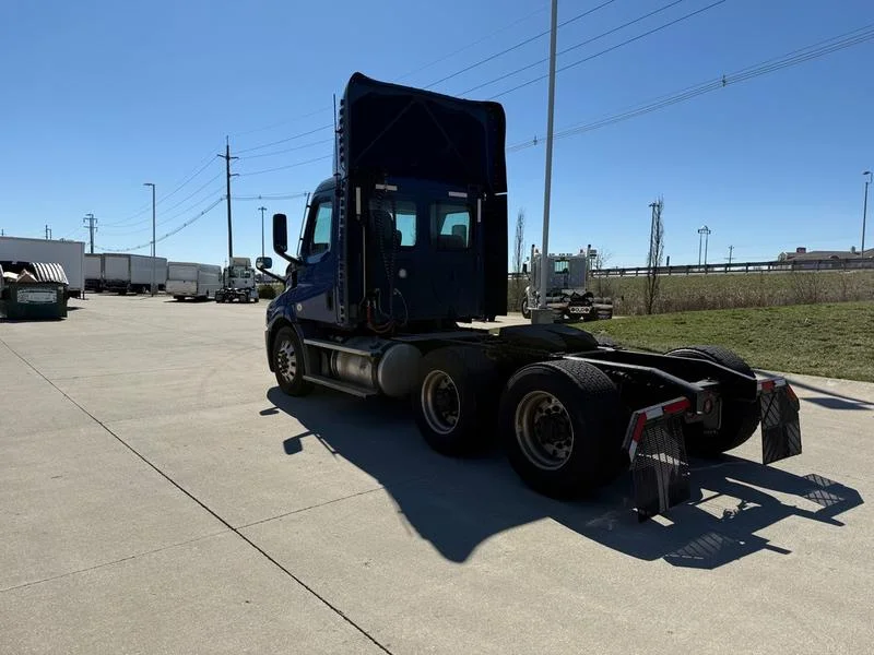 2021 Freightliner Cascadia in Cincinnati, OH — photo 3