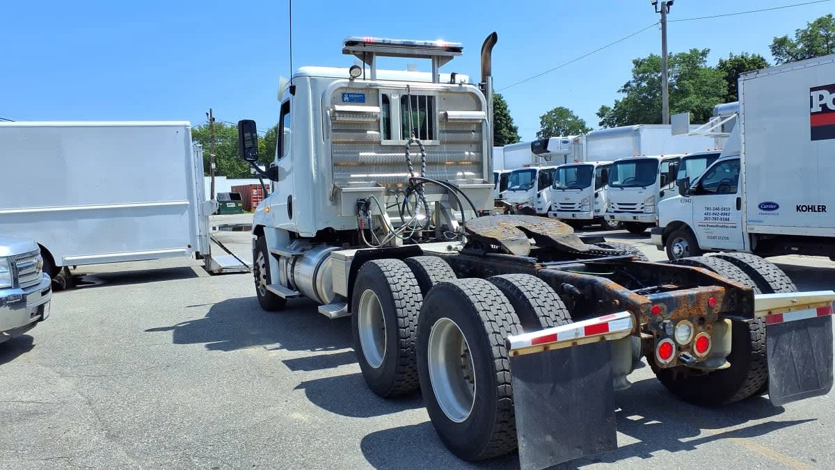2020 Freightliner Cascadia in Salisbury, MA — photo 6