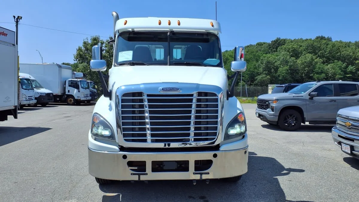 2020 Freightliner Cascadia in Salisbury, MA — photo 2