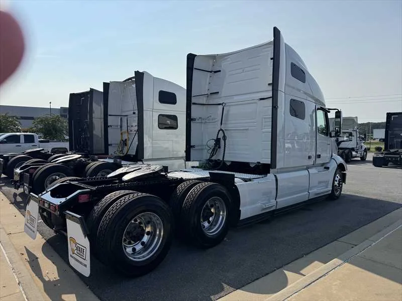 2024 Volvo VNL 860 in Little Rock, AR — photo 3