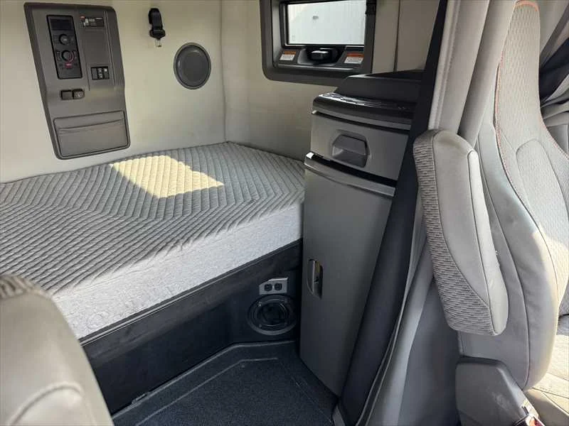 2024 Volvo VNL 860 in Little Rock, AR — photo 9