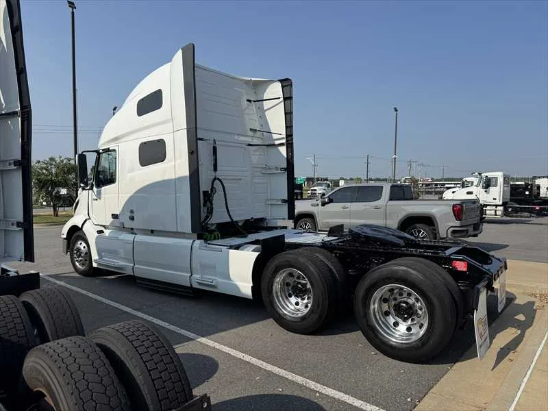 2024 Volvo VNL 860 in Little Rock, AR — photo 2