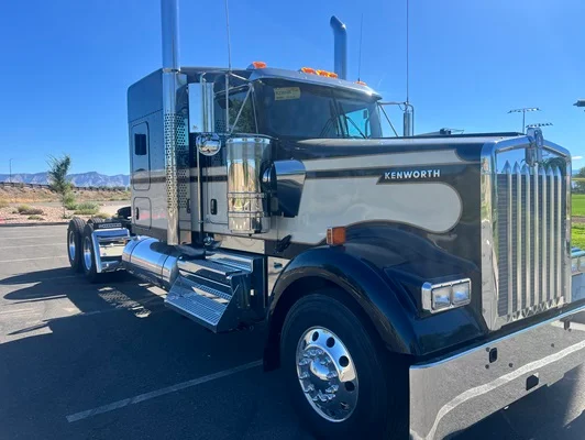 2027 Kenworth W900