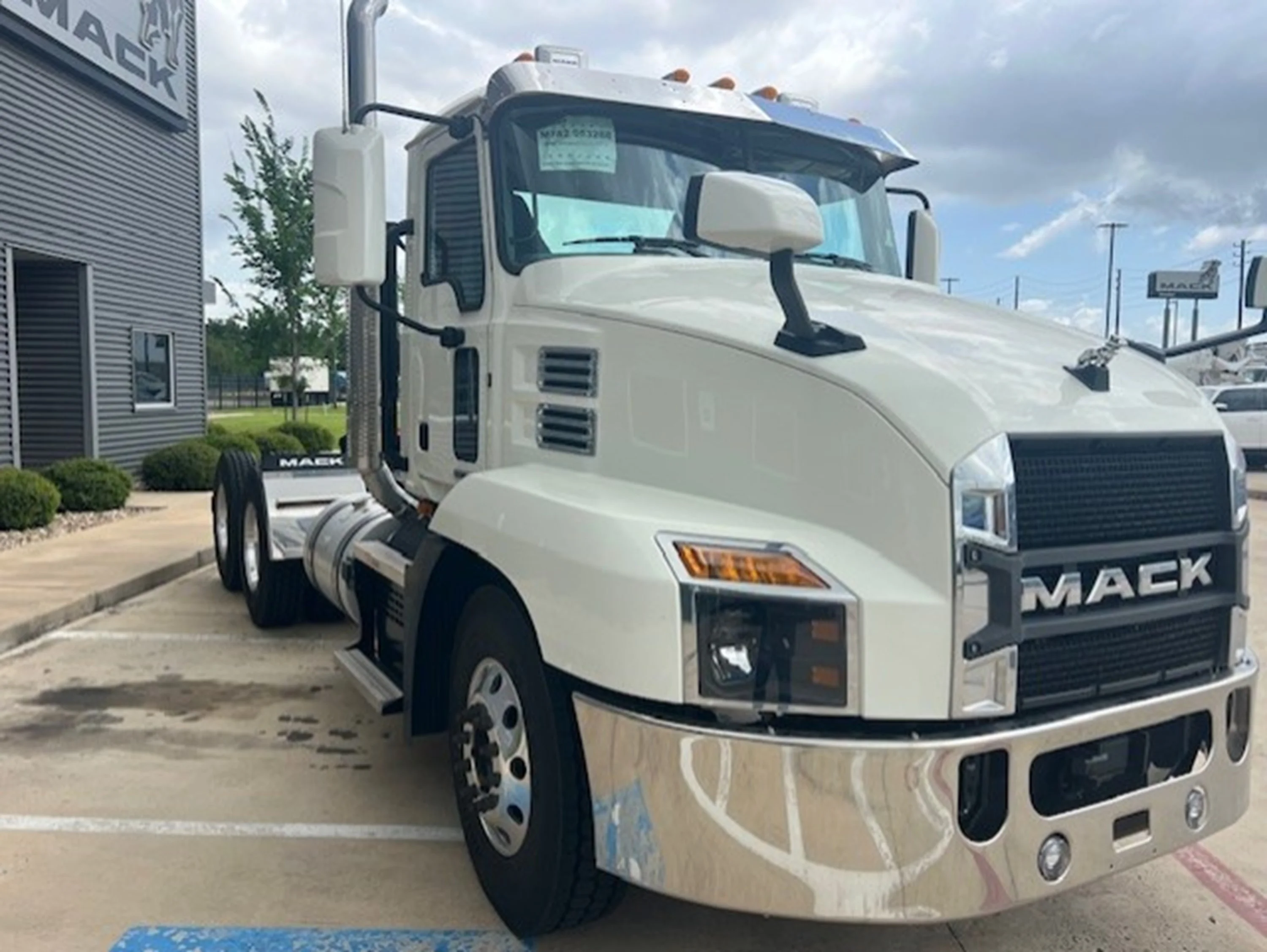 2025 Mack Anthem - image 2
