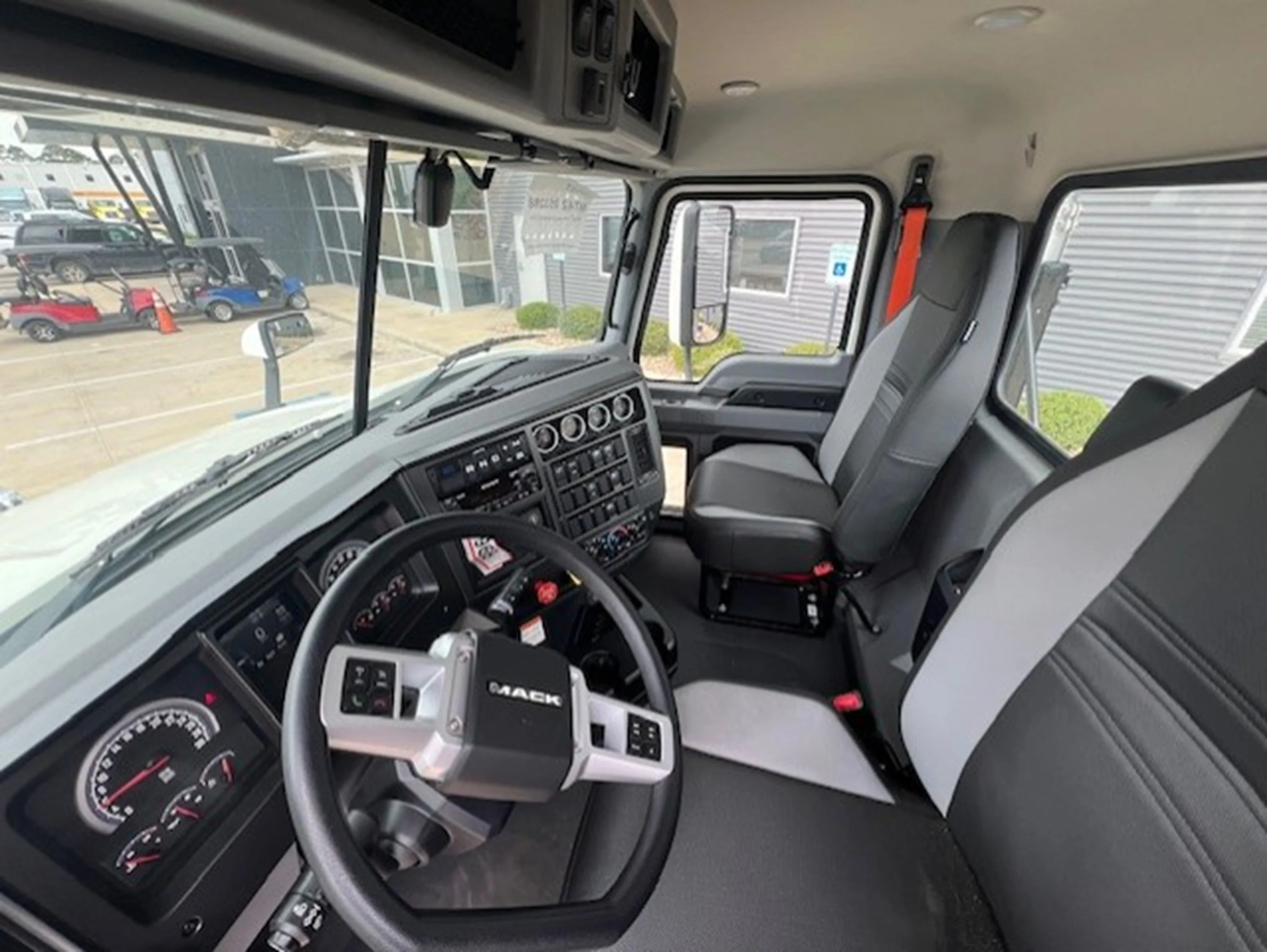 2025 Mack Anthem - image 7