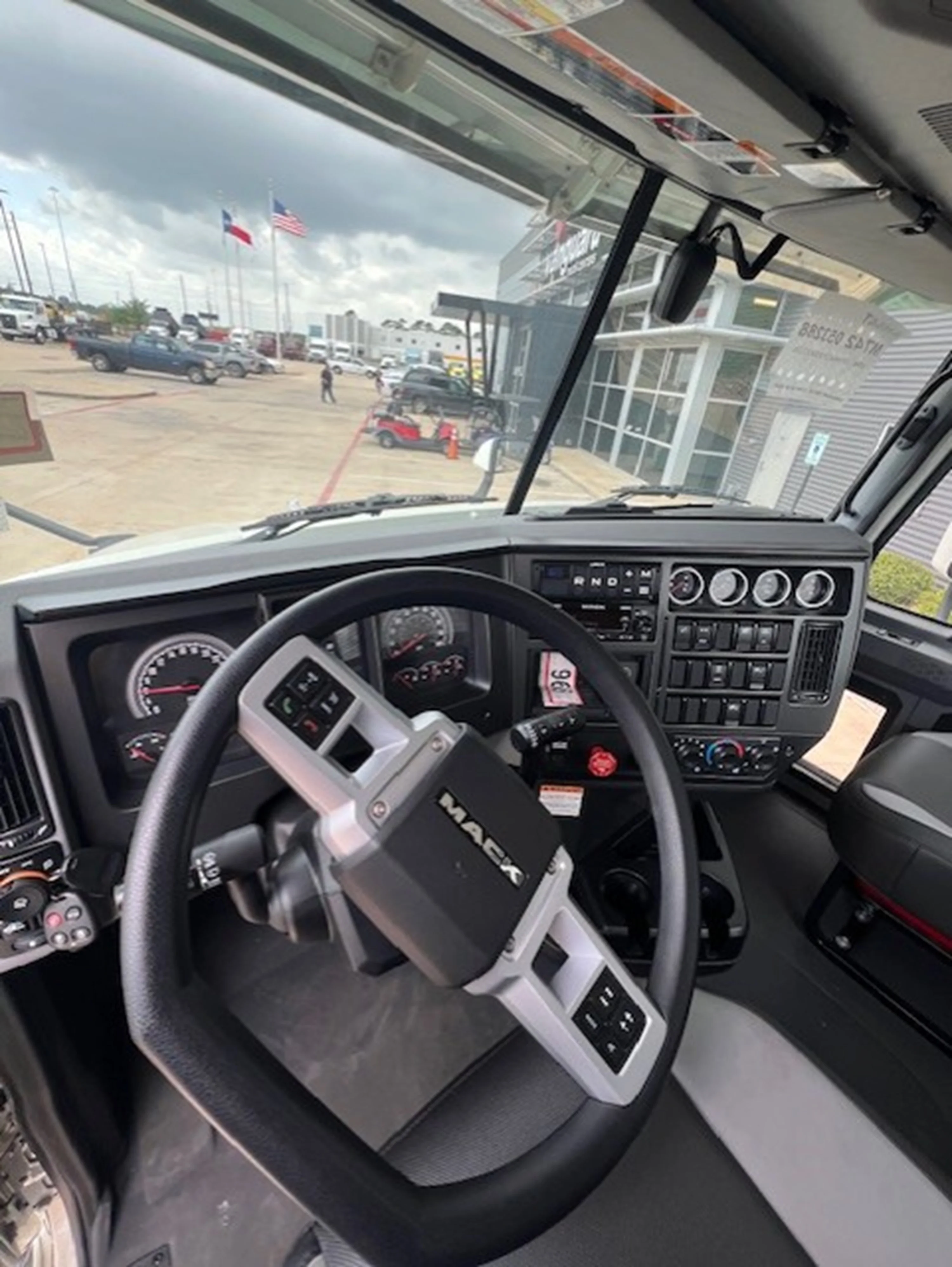 2025 Mack Anthem - image 8